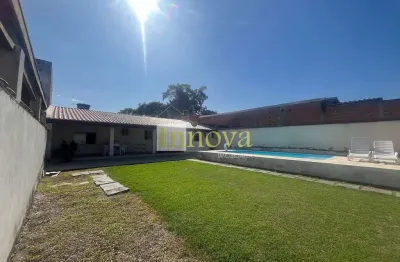 Casa à venda, com 490m2 de terreno e 162m2 de contrução, com  espaço gourmet e piscina no jardim da