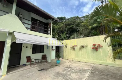 Sobrado à venda, em condomínio fechado, com 02 dormitórios e 03 banheiros na praia da martim de sá,