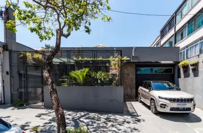 Casa comercial na rua clemente pereira, n. 143 • 350 m²