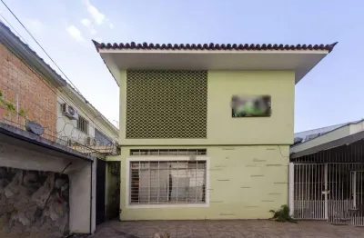 Casa comercial na rua embaixador leão veloso, n. 90 • 300 m²