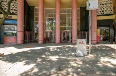 Sobreloja na praça general craveiro lopes, n. 19 • 521 m²