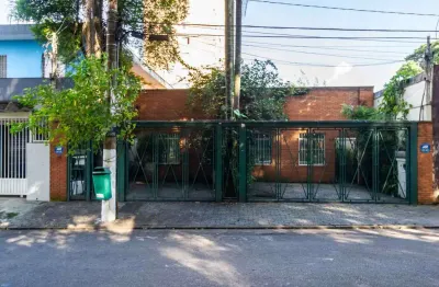 Casa comercial na praça airton ayres de abreu, n. 38 • 300 m²