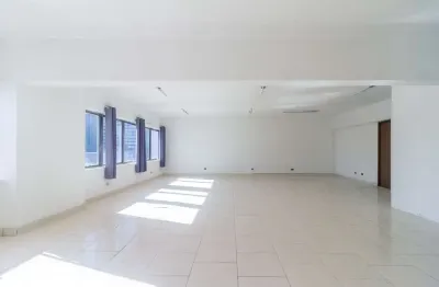 Sala comercial na largo treze de maio, n. 520 - conjunto 31 • 100 m²