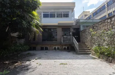 Prédio comercial na rua general feliciano falcão, n. 25 • 720 m²