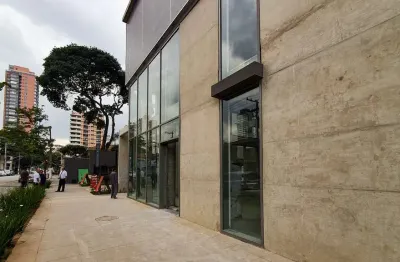 Loja na rua do estilo barroco, n. 633 - loja01 • 388 m²