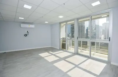 Prédio com 4 salas para alugar na Rua Enxovia, 472, Vila São Francisco (Zona Sul), São Paulo