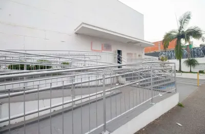 Casa comercial na Avenida Ministro Laudo Ferreira de Camargo, N. 80 • 900 m²