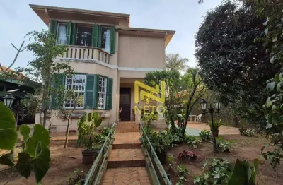 Sobrado único com suítes, canil, churrasqueira e forno de pizza