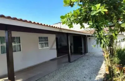 Casa à venda no eixo comercial excelente localização para moradia ou para quem deseja adequar e usar comercialmente.