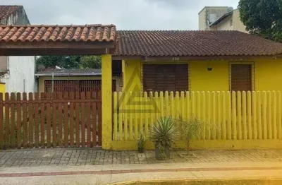 Casa à venda com 4 quartos, terreno com 336m², 14m de frente por 24m de fundos, 300m da praia em excelente localização...