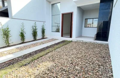 Geminado a 500 metros da praia do grant, com 03 dormitorios, espaço nos fundos.