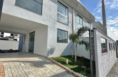 Lindo sobrado em penha/sc, três dormitorios, sendo uma suite, aceita financiamento bancario.