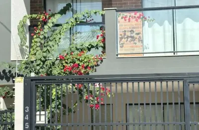 Sobrado mobiliado no Centro de Balneário Piçarras – 3 quartos, suíte e garagem coberta