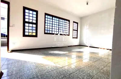 Aconchegante casa terrea com 2 dormitorios com comercio a alguns passos...