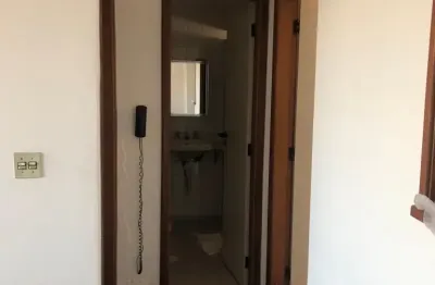 Oportunidade, desocupado, 1 dormitório, sala com sacada, armários, elevador.