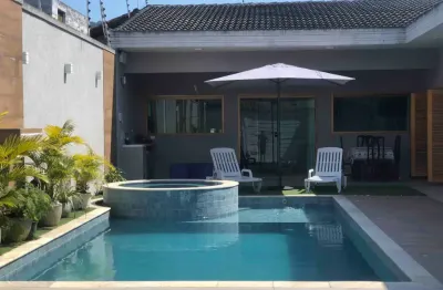 Casa com 286 metros², 3 quartos, piscina e churrasqueira em vilamar - praia grande - sp