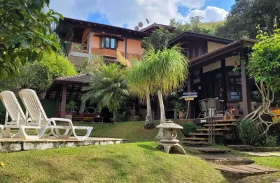 Casa ampla em condomínio fechado com piscina, varanda gourmet e suíte master