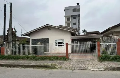 Casa de alvenaria à venda em joinville - 2 suítes, escritório, edícula, garagem, r$ 450.000, 150m²