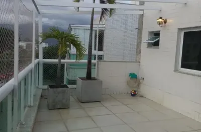 Belíssima cobertura no recreio dos bandeirantes próximo ao comércio e a 5 minutos da praia.