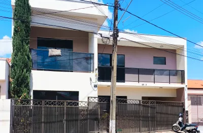 Sobrado de alto padrão á venda próximo ao lago municipal e centro