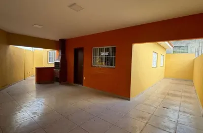 Casa de esquina 85 m²/235 m² – 3 dorms, 1 suíte, quintal amplo e espaço para comércio!