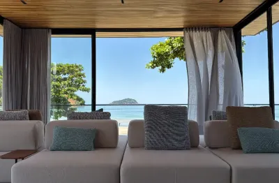 Residência pé na areia na praia da baleia com vista permanente para o mar