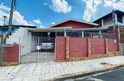 Casa central com 3 dormitórios, suíte, área gourmet e amplo jardim em serra negra – sp!