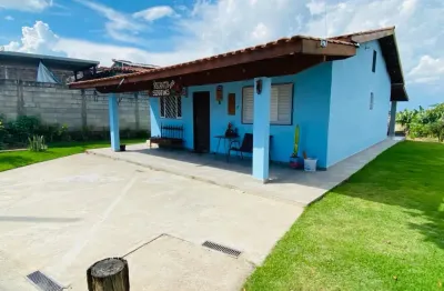 Casa com 2 dormitórios, suíte, varanda e amplo terreno em serra negra – sp!