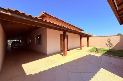 Casa plana com 3 dormitórios, sala ampla, área gourmet e vista permanente em serra negra – sp!