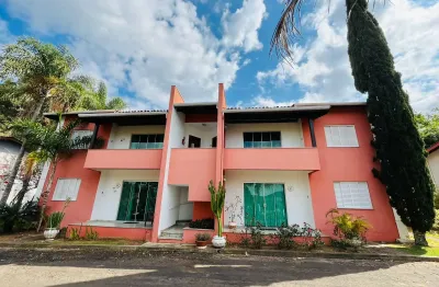 Casa em condomínio fechado com suíte, quintal e lazer em serra negra – sp!