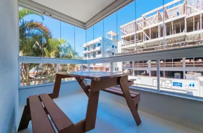 Apartamento mobiliado na praia de palmas, frente rua, sacada ampla e vaga de garagem coberta