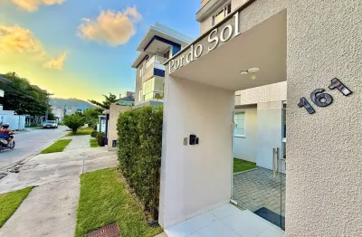 Apartamento mobiliado na praia de palmas, frente rua, sacada ampla e vaga de garagem coberta