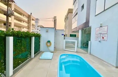 Um refúgio à 500 metros do mar, com 2 quartos, mobiliado, piscina e sacada com churrasqueira