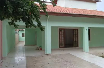 Ampla e ensolarada casa localizada em bairro nobre de são josé dos campos