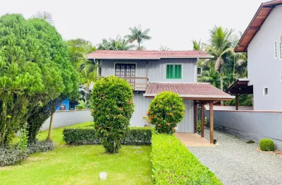 Uma casa em um amplo terreno em uma localização que esta valorizando e muito tranquila para morar