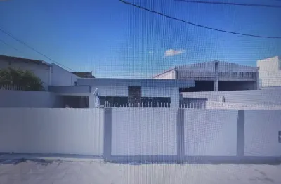 Linda casa pronta para morar com, 4 quartos ,piscina, vaga  para 3 carros, com um amplo  esposo no imóvel , tanto fora como dentro dele.