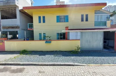 Lindo sobrado com 3 dormitorios, 1 suite, 2 banheeiro,sala ampla com dois ambiente, banheiros amplos, dois quartos com sacada, tem uma otima ventilação no imovel