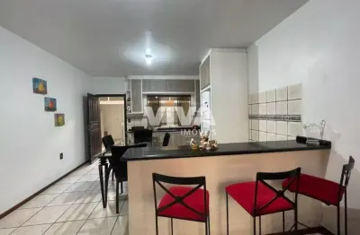 Linda casa com amplo espaço, semi- mobiliada, jardim na frente, espaço nos fundos e diferenciado.