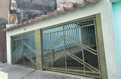 Casa térrea com 162 metros quadrados,  sala, dois quartos, cozinha e dois banheiros.