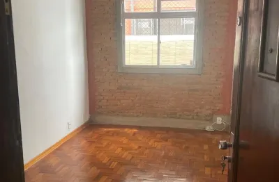 Apartamento reformado no térreo com 58 metros quadrados.