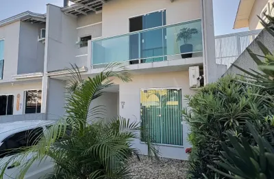 Casa com 3 quartos para alugar na Rua dos Caruaras, 72, Petrópolis, Joinville