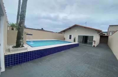 Linda casa com piscina e lote inteiro em itanhaém/sp, apenas  720 metros do mar