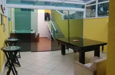 Casa c/ 3 quartos (1 suíte), cozinha c/ armários, churrasqueira, hidromassagem