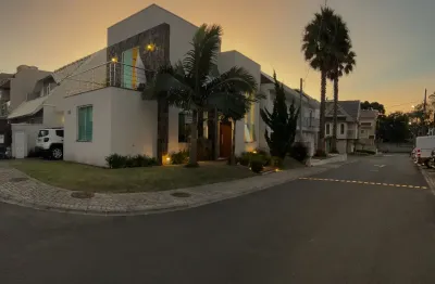 Casa em condomínio, com 3 quartos, Living  com Pé Direito Duplo, ensolarada, de esquina