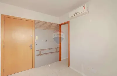 Apartamento à venda no bairro menino deus com 1 dormitório, vaga e elevador: compacto e elegante!