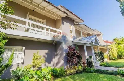 Casa de esquina com piscina e vista para praça – amplitude, charme e localização incomparável!