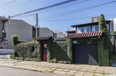 Linda casa 235m² estilo espanhol bairro guarujá  3 quartos, suíte 4 vagas para carro, piscina.