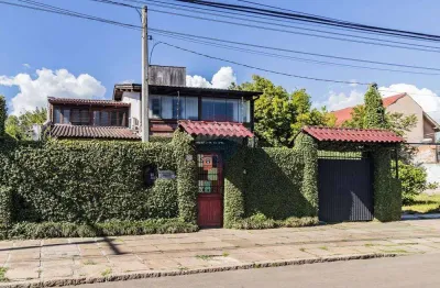 Linda casa 235m² estilo espanhol bairro guarujá  3 quartos, suíte 4 vagas para carro, piscina.
