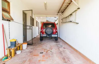 Linda casa 235m² estilo espanhol bairro guarujá  3 quartos, suíte 4 vagas para carro, piscina.