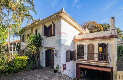 Otima casa para moradia, comercio, ou empresa, com dois pisos, vagas para 5 carros, amplo pátio excelente localização no bairro petrópolis .